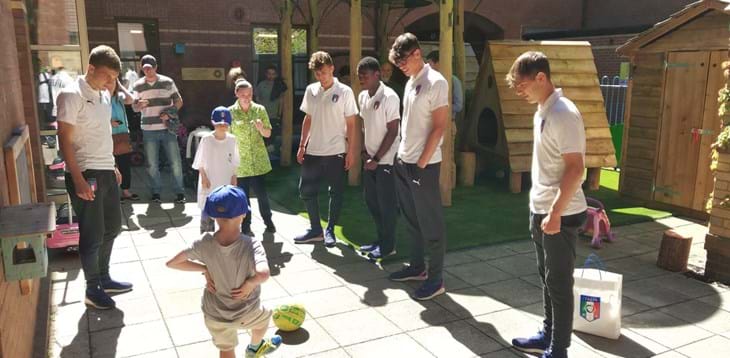 Giovedì la semifinale con il Belgio. Azzurrini in visita ai pazienti dell’ospedale pediatrico