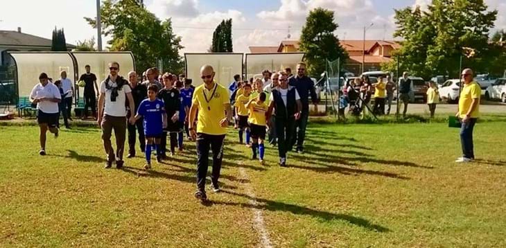 Delegazione di Biella - Squadre in campo per mano ai genitori degli “avversari”