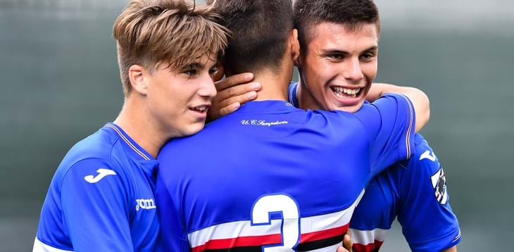 La vetta si allontana per il Genoa . Risale la Sampdoria che batte la Fiorentina