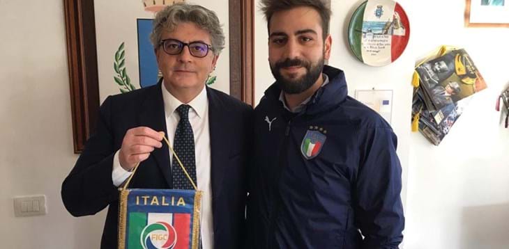 Ceglie Messapica, Figc Puglia consegna gagliardetto e maglia al Sindaco Caroli e all'Assessore allo Sport Leporale