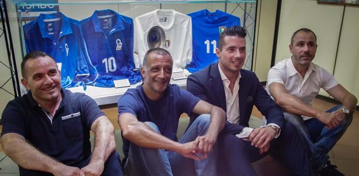 La teca dedicata al calcio a cinque si arricchisce di un altro cimelio: i guanti di 'Ciccio' Angelini