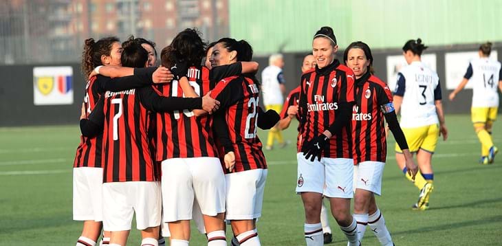 Duelli serrati in testa e in coda alla classifica. Milan-Hellas nel posticipo SKY Sport