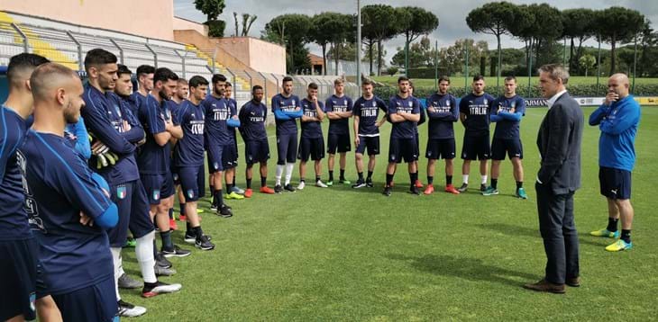 Il ct Roberto Mancini in visita a Formello nel ritiro degli Azzurrini