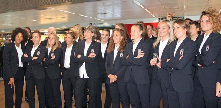Azzurre in partenza per la Francia: a Fiumicino un clima di festa ha accompagnato le ragazze di Bertolini