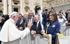Emozione a Piazza San Pietro: la torcia fa tappa a Roma e il Papa la benedice