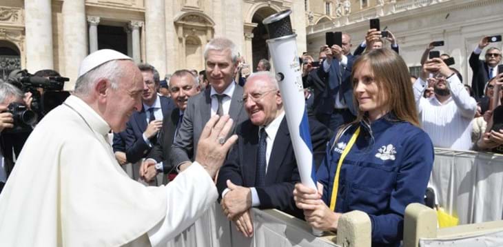 Emozione a Piazza San Pietro: la torcia fa tappa a Roma e il Papa la benedice