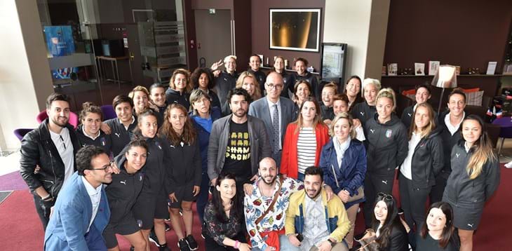 L’associazione degli italiani a Reims in visita alle Azzurre tra champagne e foto ricordo