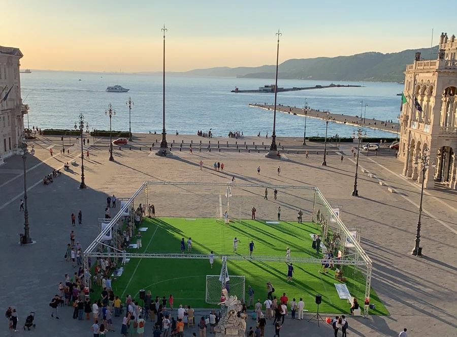 Trieste, Piazza dell'Unità d'Italia diventa un campo di calcio